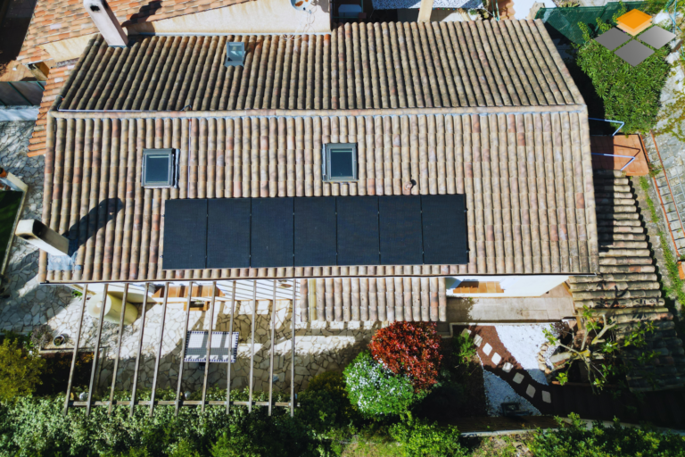 Installation panneaux solaires SunPower 2,87 kWc sur toiture à Toulon (Var)
