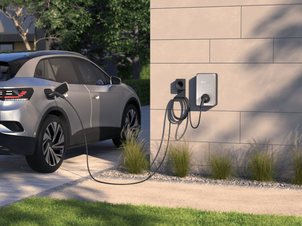 Borne de recharge Enphase IQ EV Charger 2 avec voiture électrique branchée.