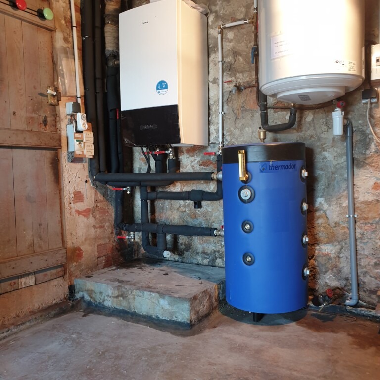 Installation intérieure d'une pompe à chaleur Daikin avec ballon tampon Thermador et chauffe-eau à Hyères (83400)