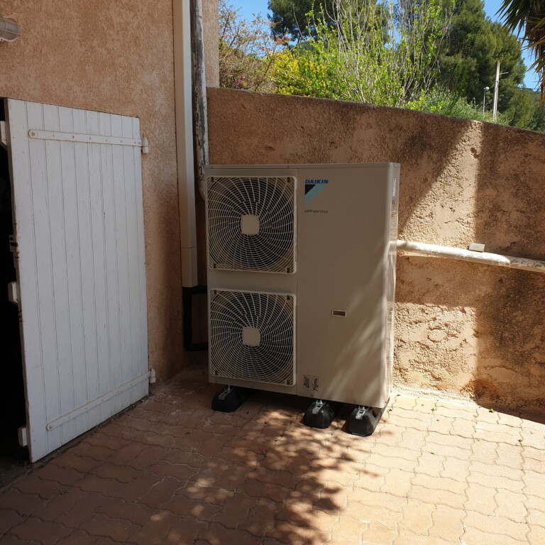 Unité extérieure d'une pompe à chaleur Daikin Altherma installée sur une terrasse à Hyères (83400)