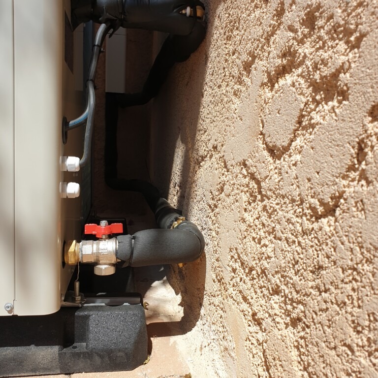 Raccordement hydraulique isolé d’une pompe à chaleur Daikin Altherma installée à Hyères (83400)