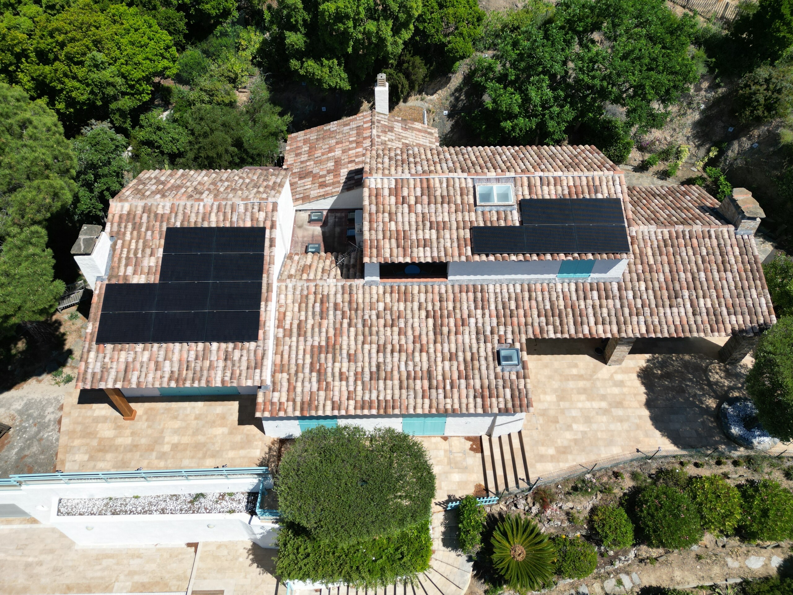 Installation panneaux solaires SunPower sur villa varoise, vue drone du chantier au Lavandou (Var)