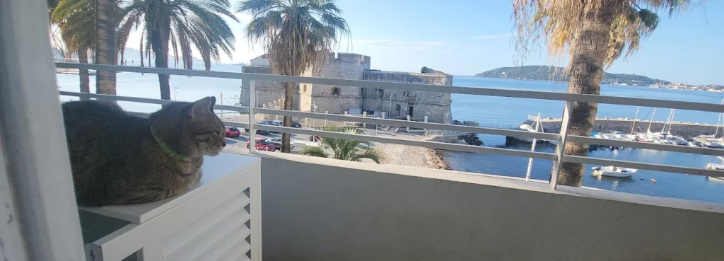 Cache groupe Décoclim blanc protégeant l’unité extérieure de climatisation sur un balcon à Toulon