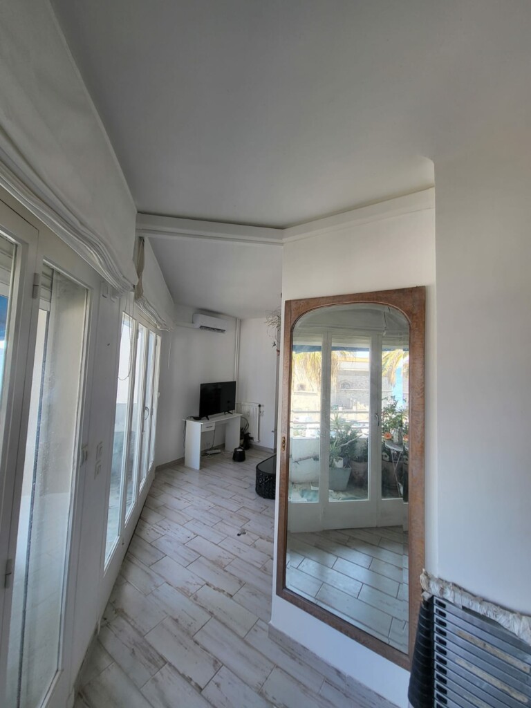 Unité intérieure de climatisation HEIWA installée dans le salon d’un appartement à Toulon avec finitions discrètes
