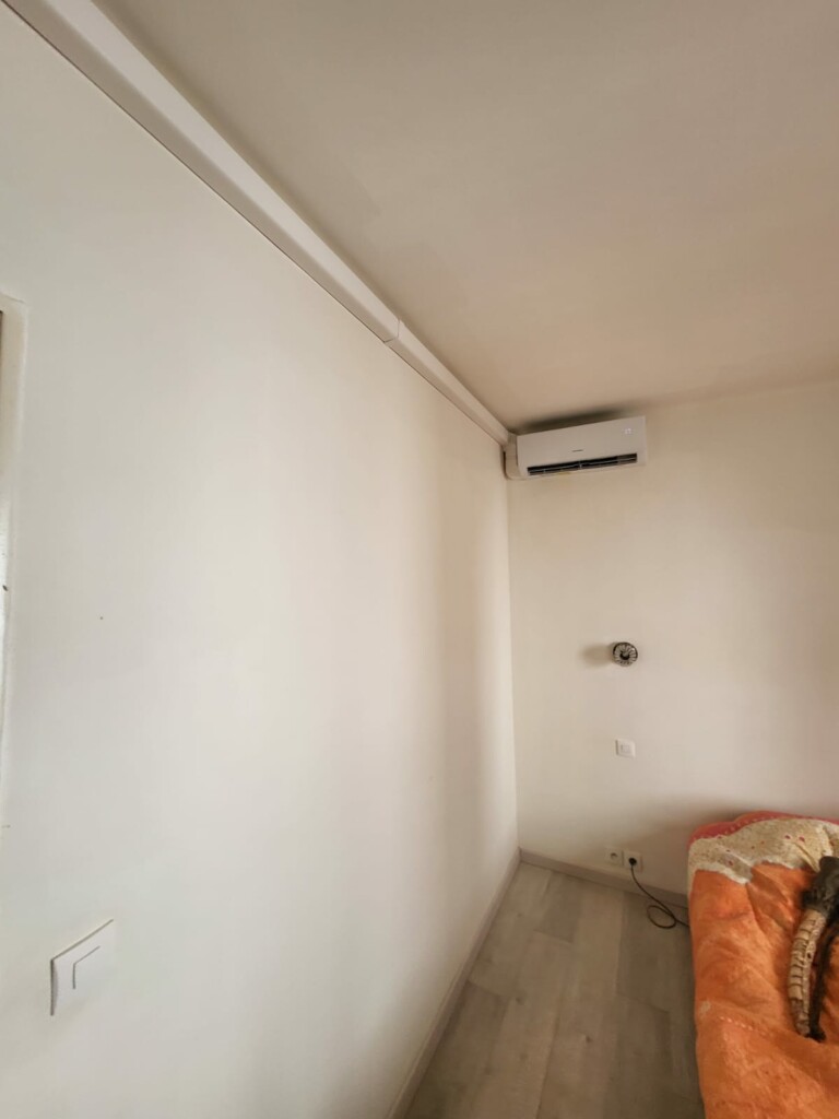 Climatisation réversible HEIWA installée dans la chambre à Toulon