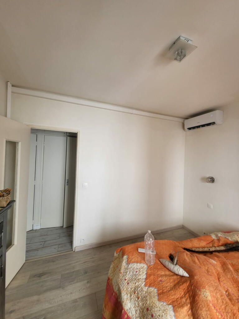 Climatisation HEIWA installée dans la chambre d’un appartement à Toulon avec goulottes discrètes
