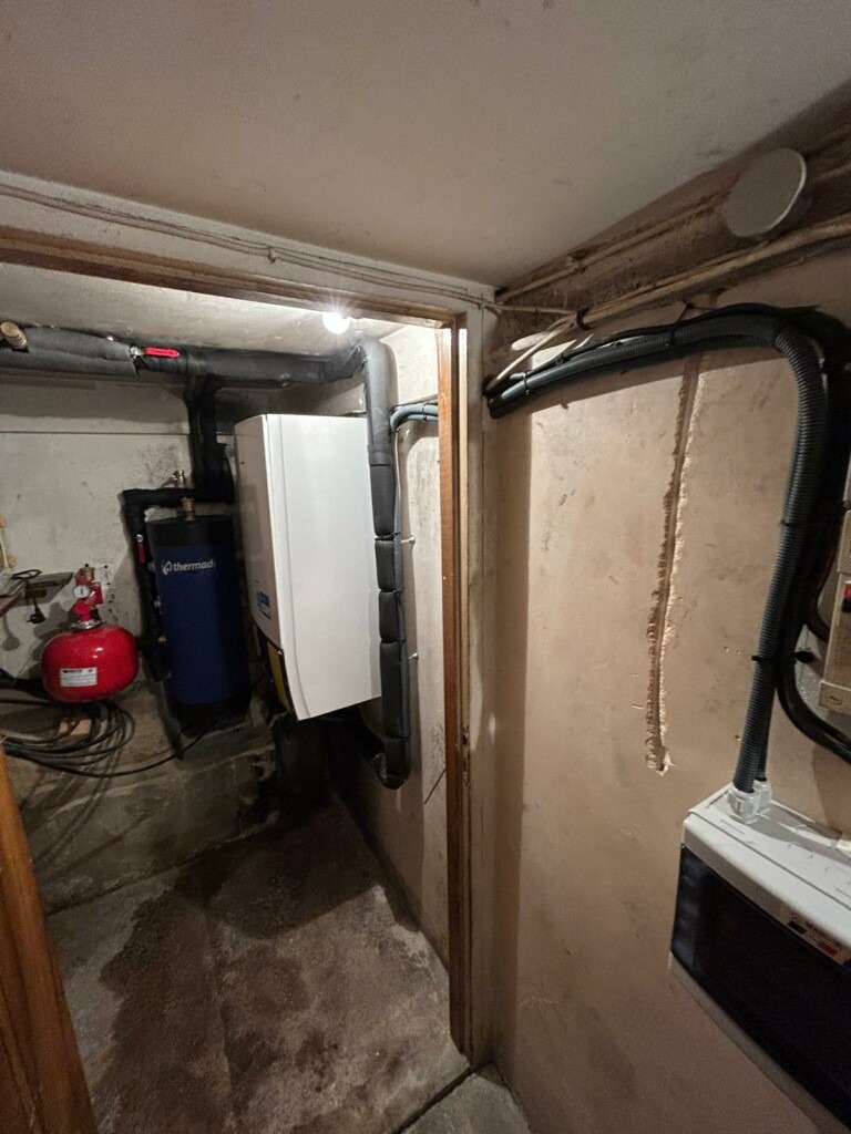 Chaufferie complète avec pompe à chaleur Daikin et ballon d’eau chaude à Cuers.