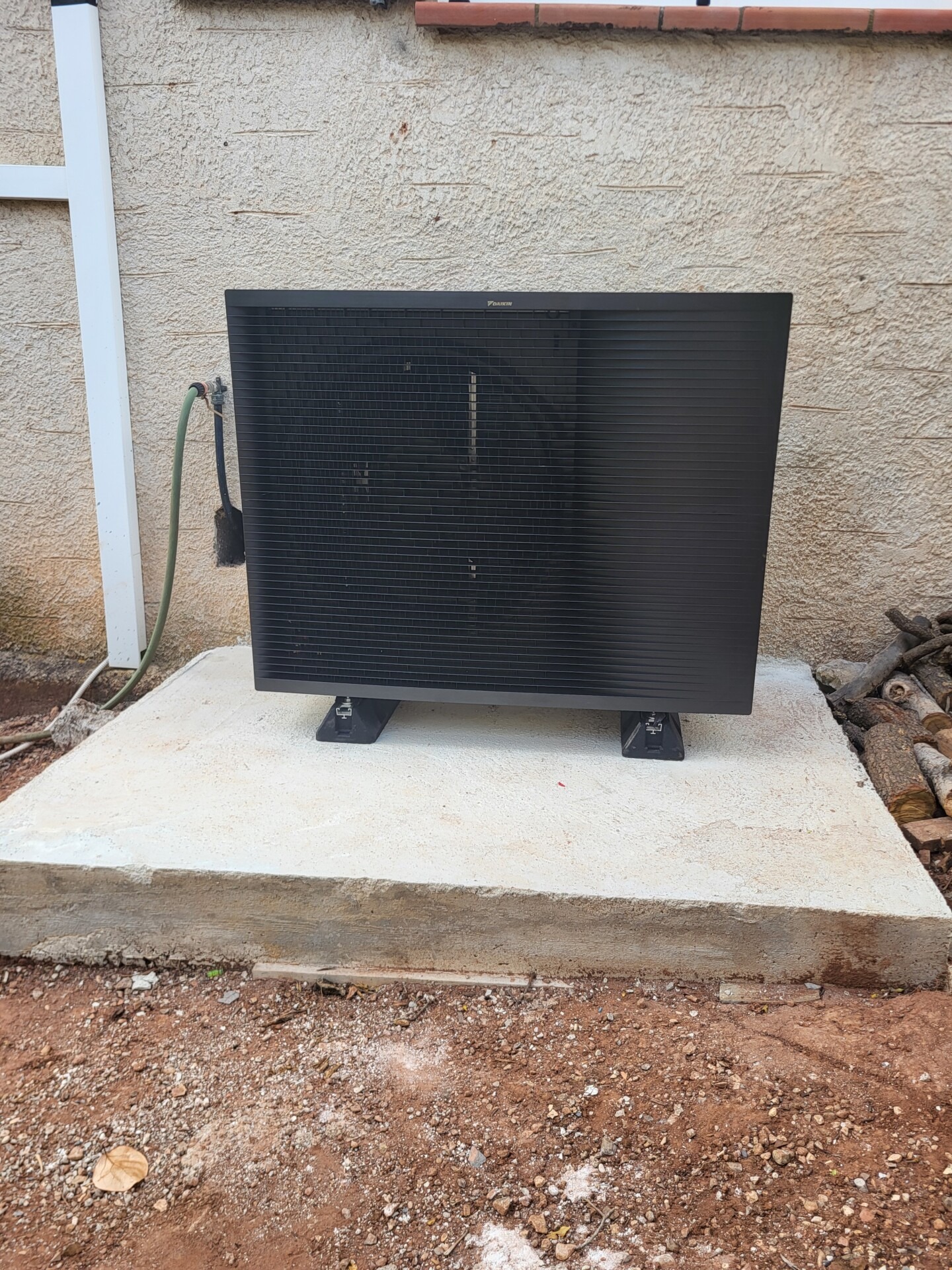 Pompe à chaleur air eau Daikin extérieure installée à Cuers dans le Var.