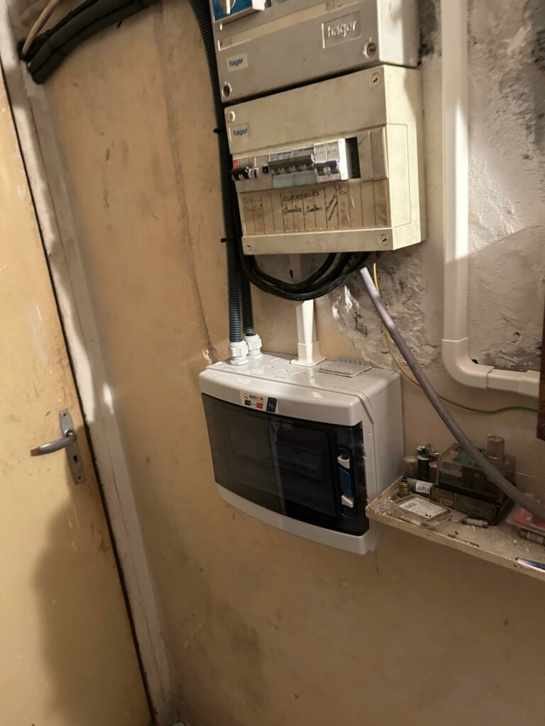 Tableau électrique pour pompe à chaleur Daikin à Cuers – installation Innovasun.