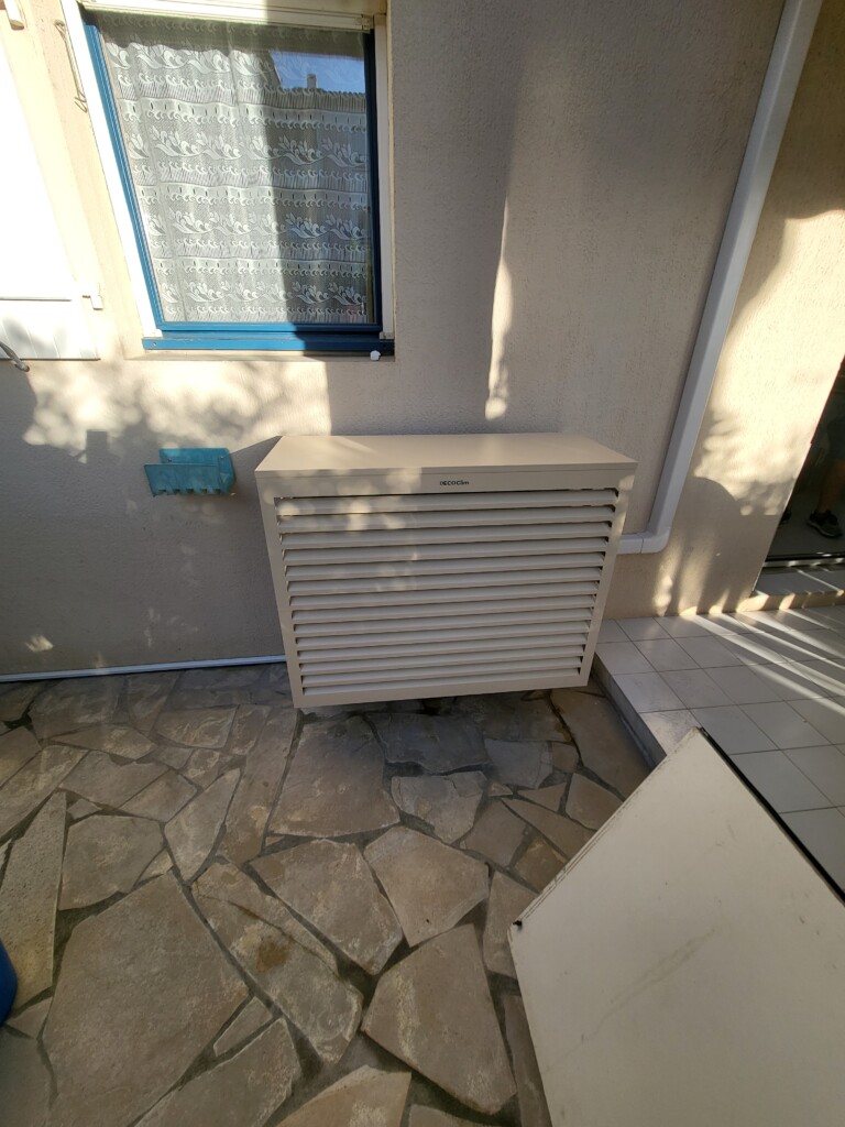 Cache groupe Decoclim ivoire clair et raccordement soigné au Lavandou