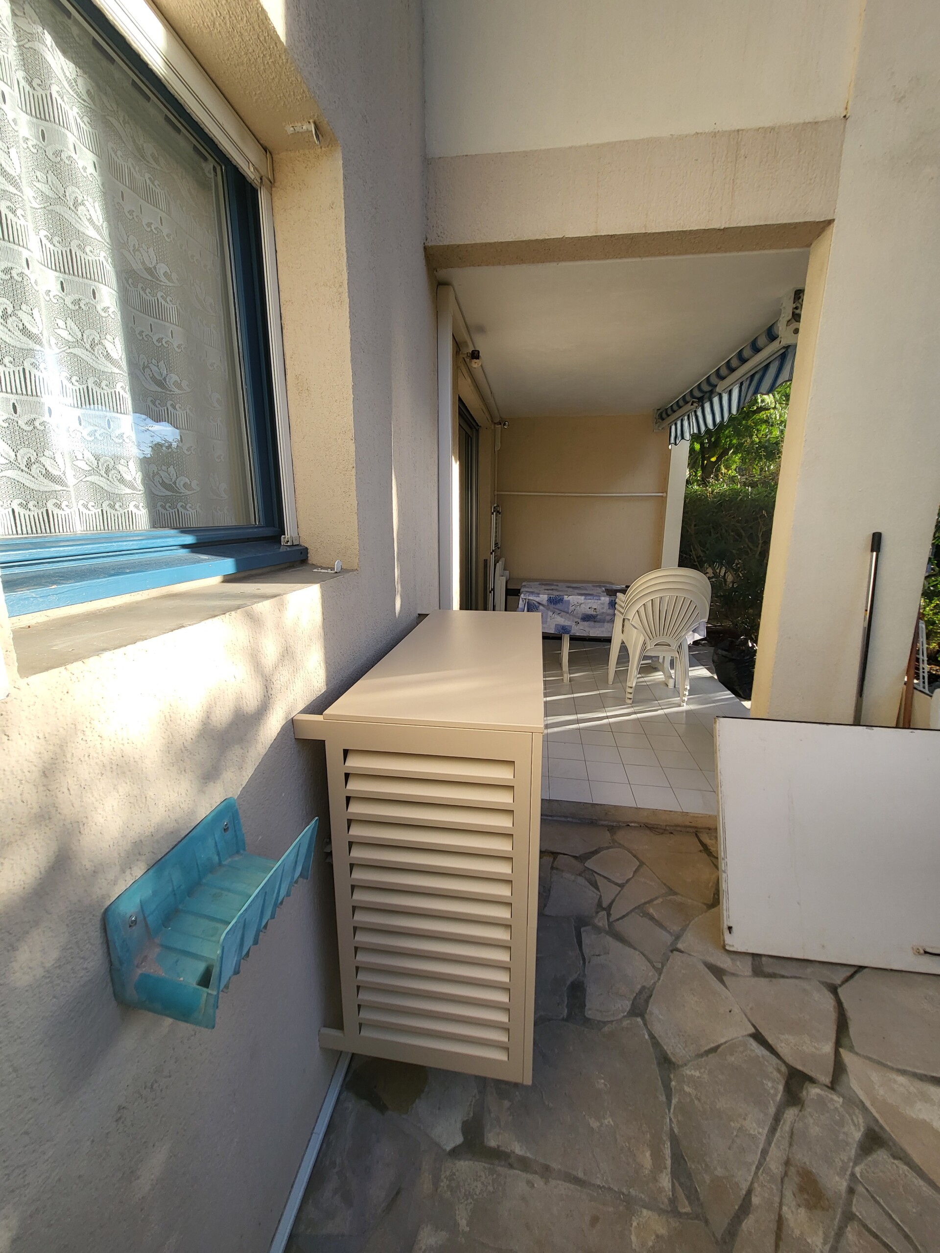 Finition façade et goulotte alignée avec cache Decoclim au Lavandou (Var)