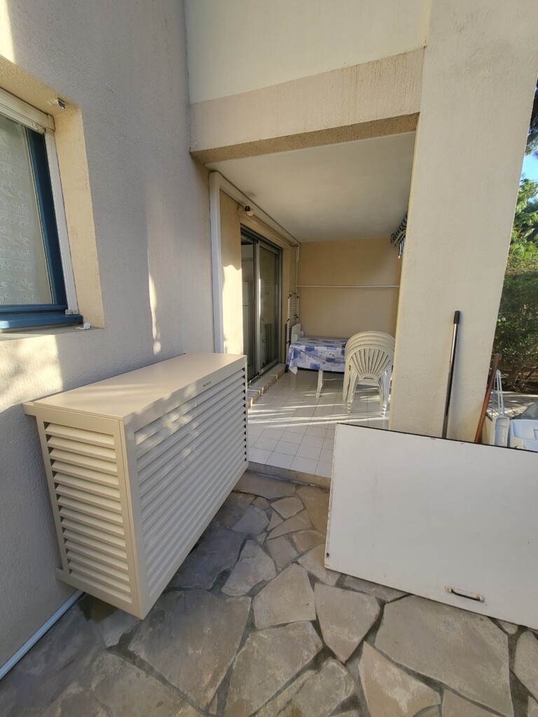 Vue latérale du cache Decoclim avec goulotte apparente intégrée au Lavandou
