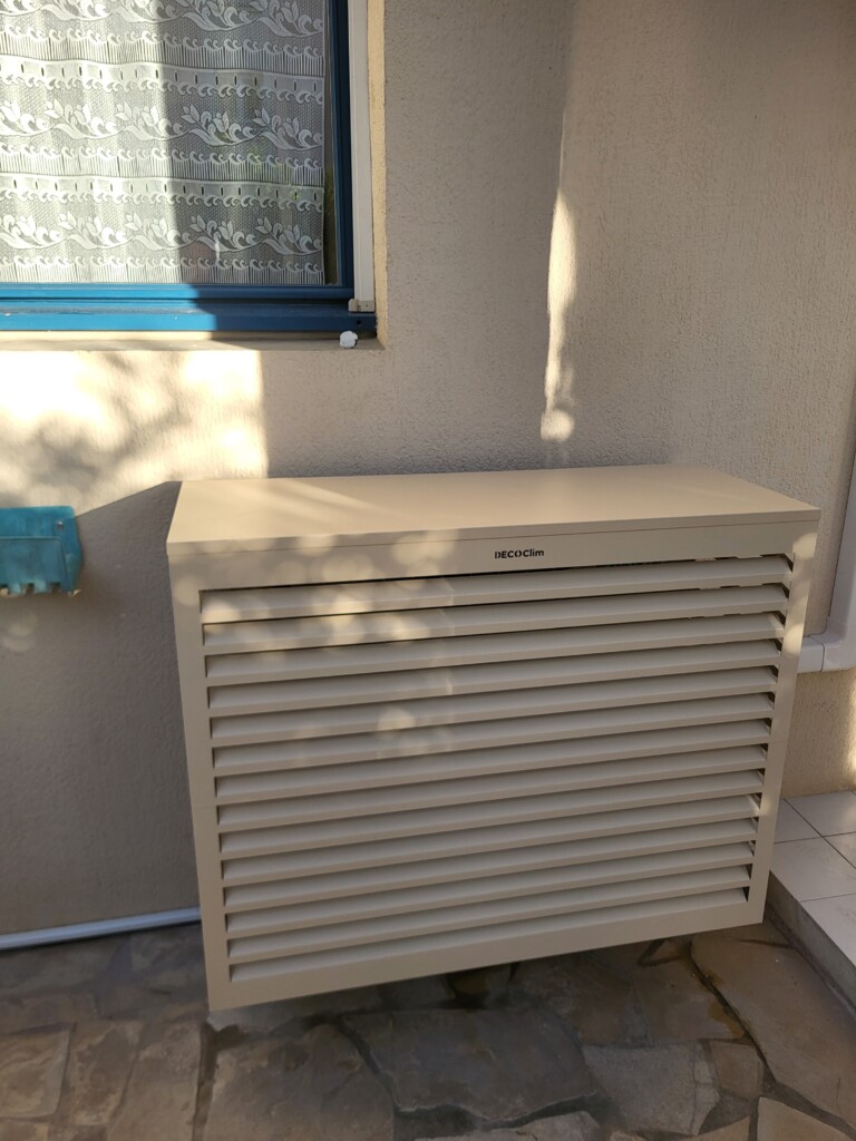 Cache groupe Decoclim ivoire clair avec goulotte d’évacuation posée au Lavandou