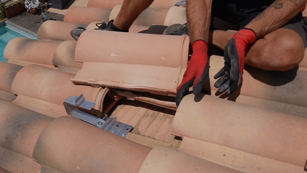 Fixation de panneaux solaires sur toiture tuiles dans le Var par un installateur RGE Innovasun