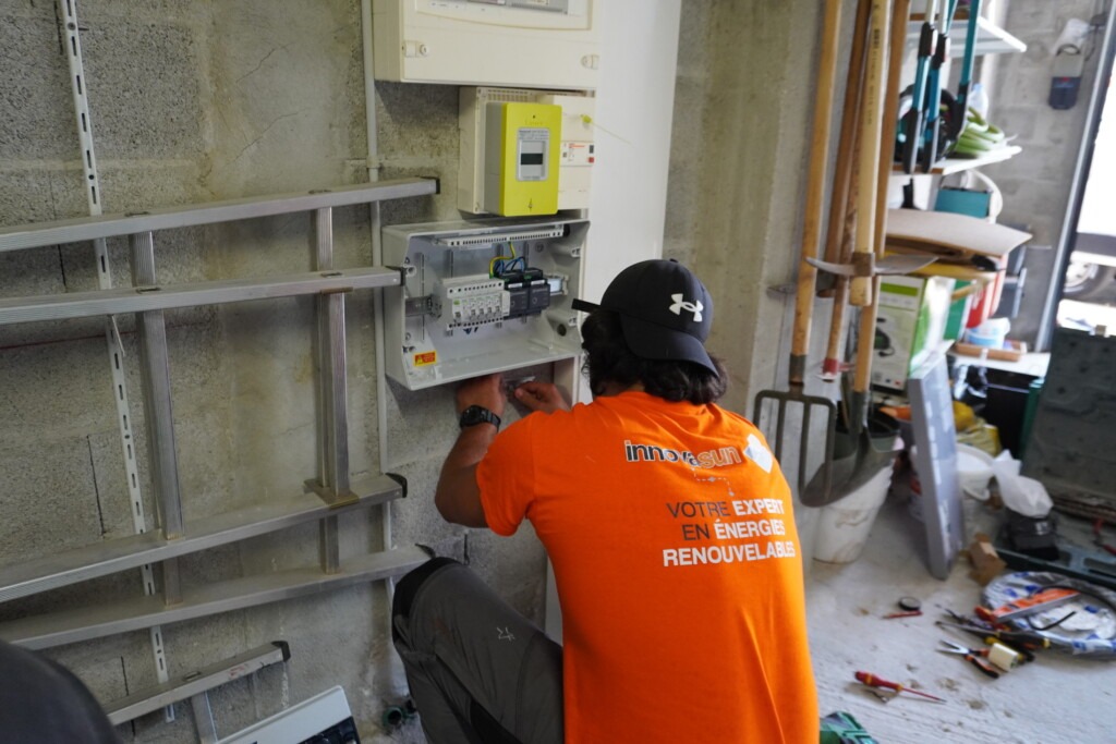 Technicien Innovasun raccordant un coffret photovoltaïque dans le Var pour une installation solaire RGE