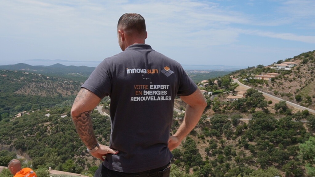 Technicien Innovasun expert en installation photovoltaïque dans le Var