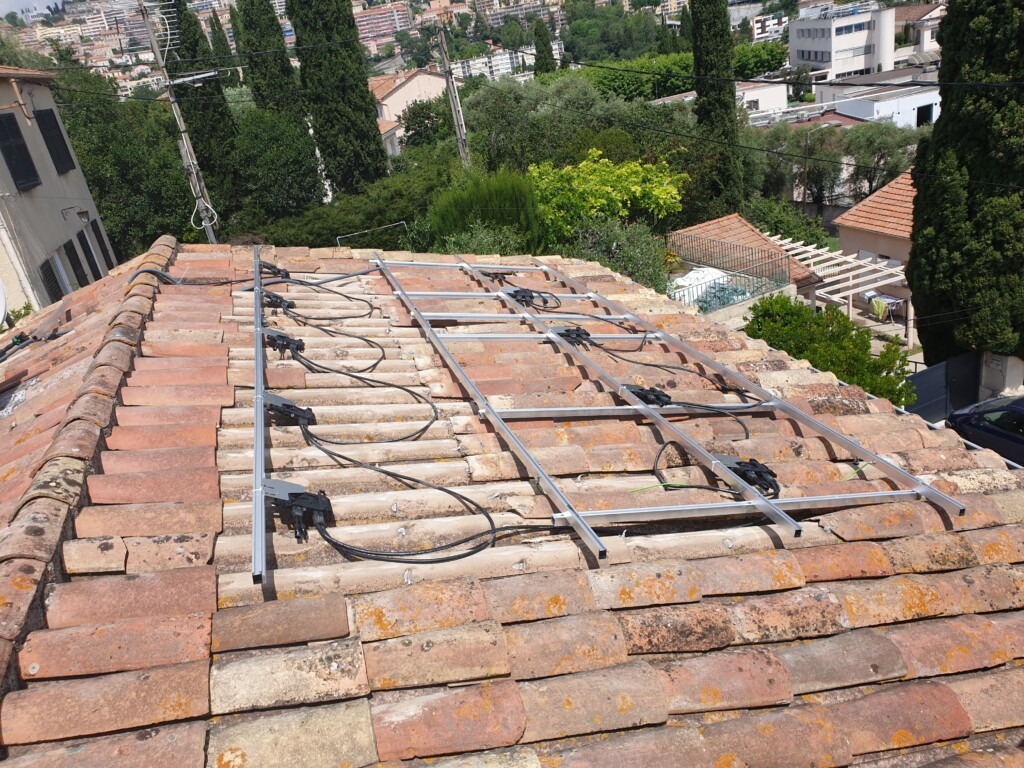 Structure de fixation et micro-onduleurs installés sur une toiture en tuiles avant pose des panneaux solaires