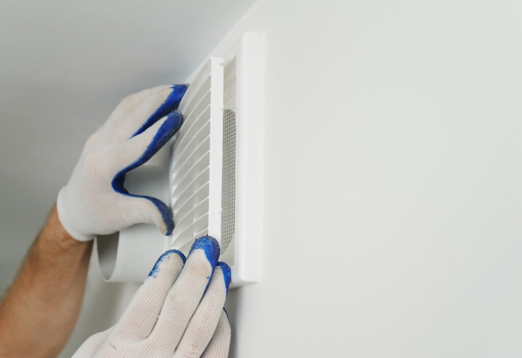 Nettoyage d’une bouche d’extraction de VMC pour améliorer la qualité de l’air intérieur