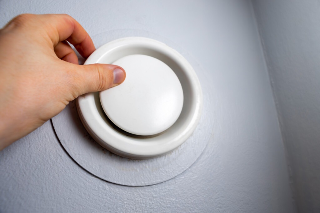 Réglage et démontage d’une bouche d’extraction de VMC pour entretien du système de ventilation