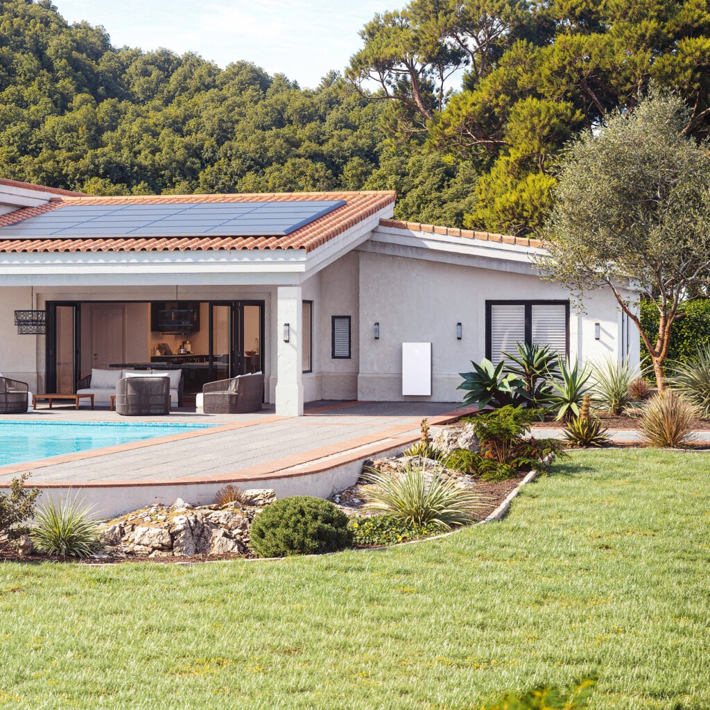 Maison équipée de panneaux solaires et batterie Tesla Powerwall en autoconsommation