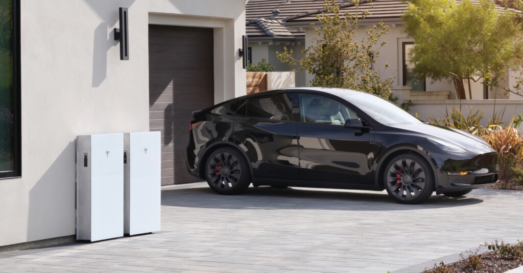 Tesla Model Y en recharge wall conector avec batterie Tesla Powerwall à domicile