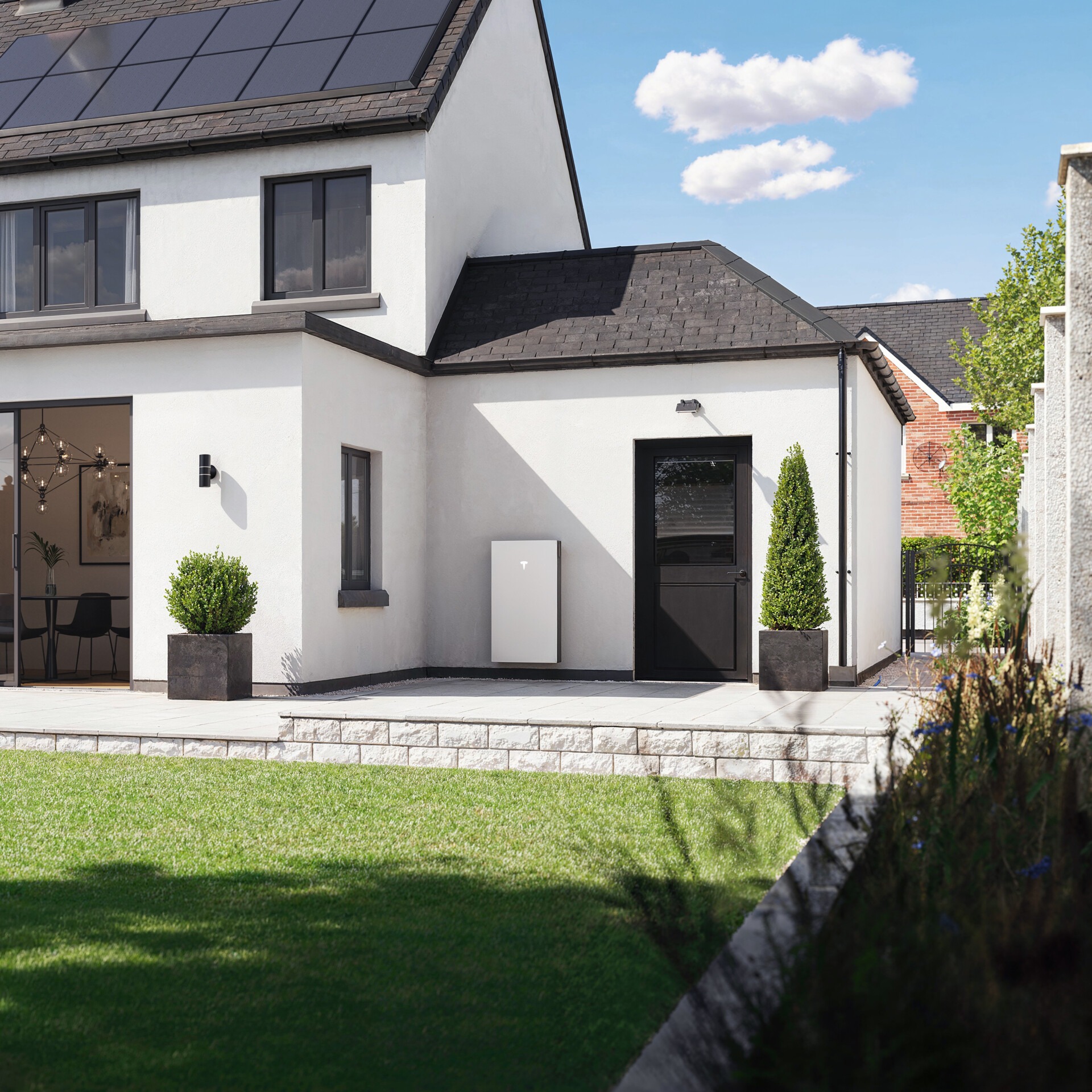 Installation Tesla Powerwall sur maison avec panneaux solaires dans le Var