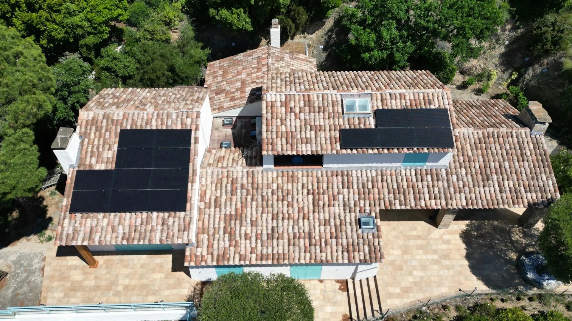 Installation panneaux solaires SunPower sur villa varoise, vue drone du chantier au Lavandou (Var)
