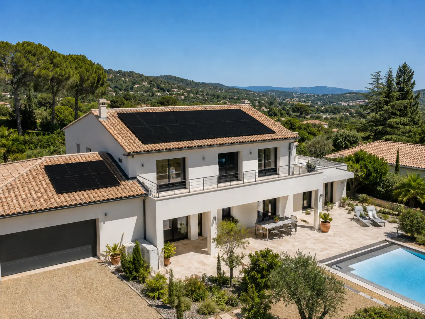 Panneaux solaires en production sur une toiture dans le Var sous un ciel ensoleillé