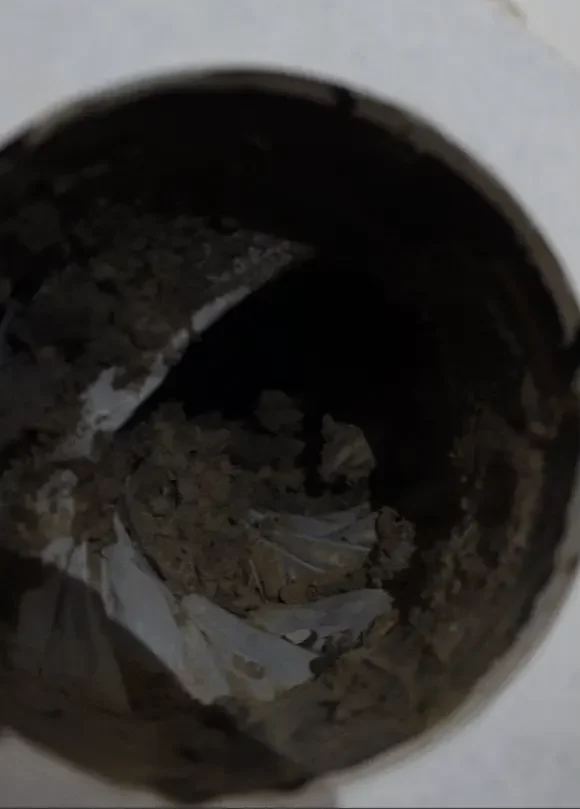 Bouche d'extraction de VMC encrassée à l'origine d'un sifflement