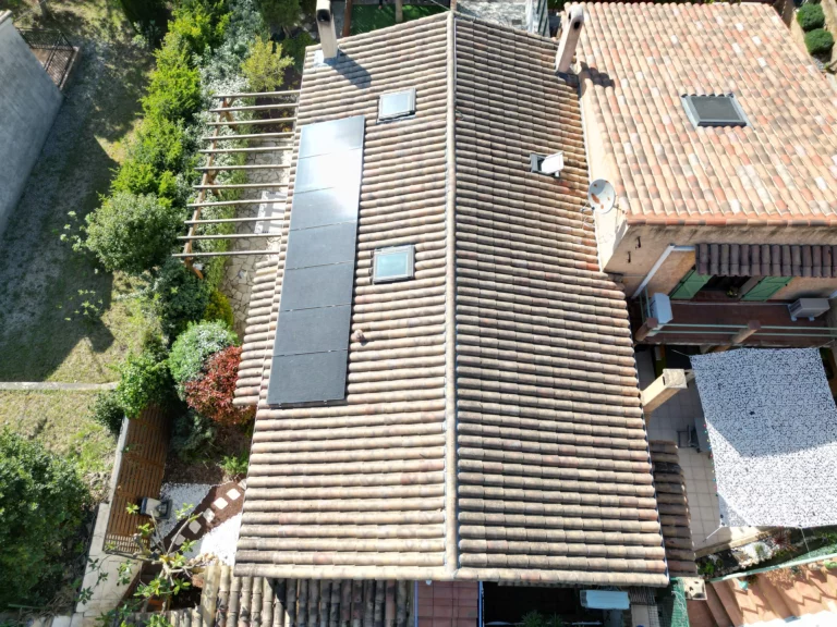 Vue rapprochée des panneaux solaires et fenêtres de toit sur une maison à Toulon