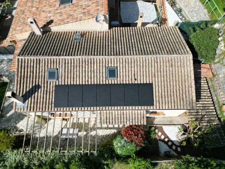 Installation photovoltaïque en autoconsommation sur toiture tuiles, vue drone à Toulon dans le Var