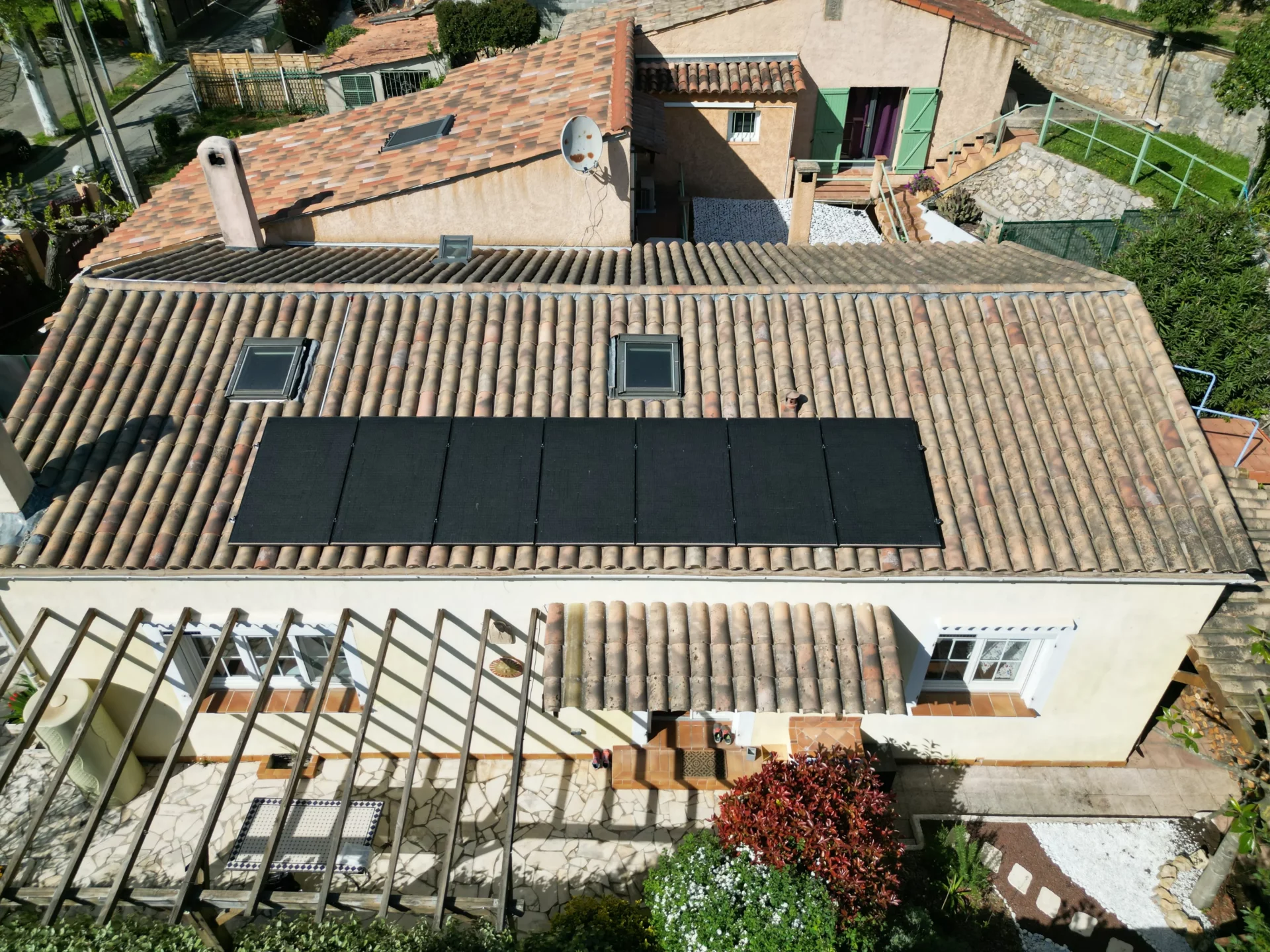 Vue aérienne des panneaux solaires SunPower posés sur la toiture en tuiles d'une maison à Toulon