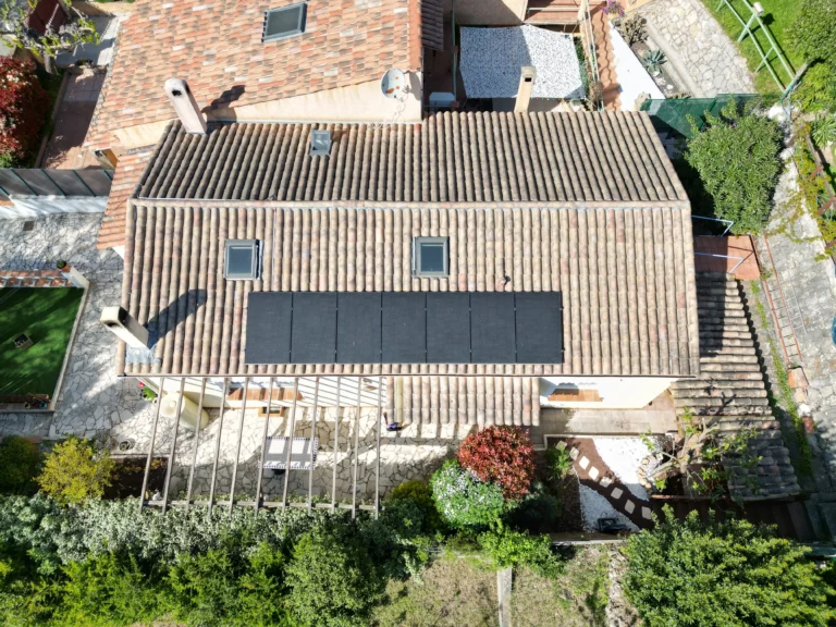 Panneaux solaires noirs SunPower intégrés à la toiture d'une villa avec terrasse à Toulon