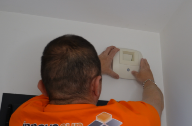 VMC qui fait du bruit dans la maison : causes et solutions